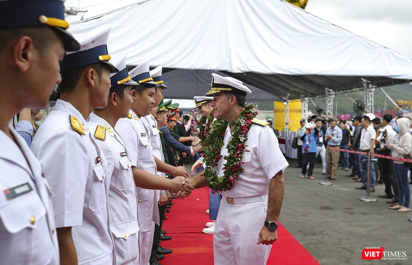Chỉ huy đội tàu tại lễ đón