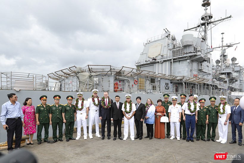 Chụp ảnh lưu niệm nhân chuyến thăm của đội tàu đến Đà Nẵng