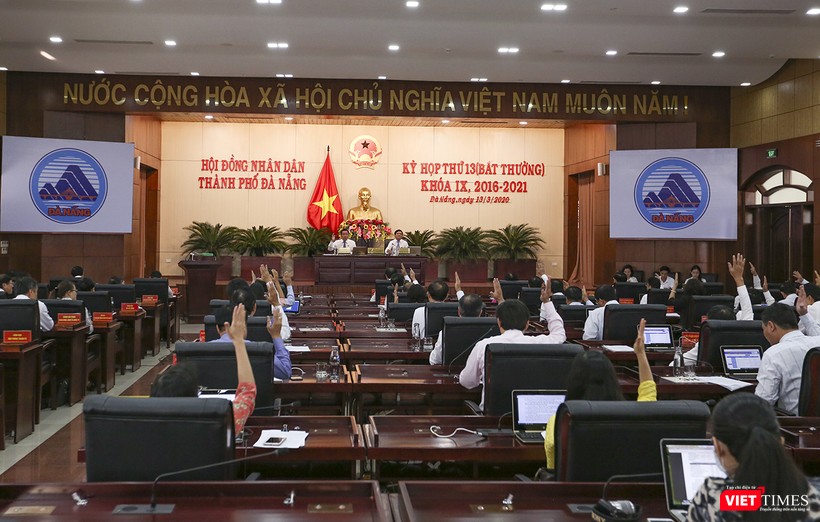 Các đại biểu HĐND TP Đà Nẵng biểu quyết thông qua tờ trình chi ngân sách hỗ trợ thực hiện phòng, chống dịch COVID-19 trên địa bàn.