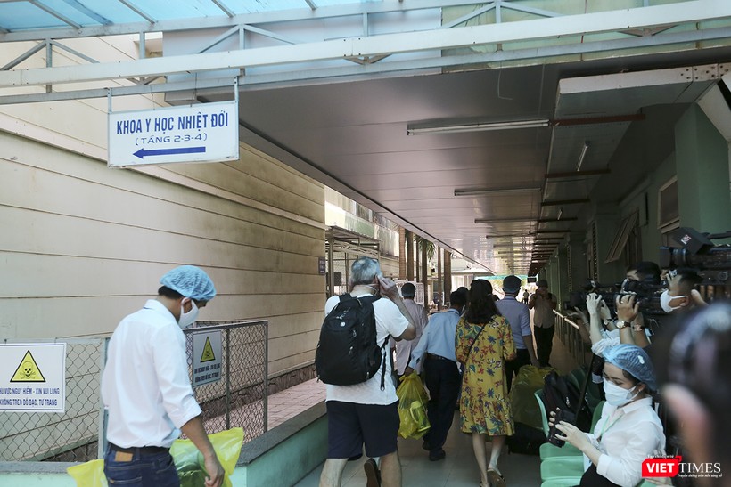 Di chuyển rất nhanh ra xe chờ sẵn ngoài cổng