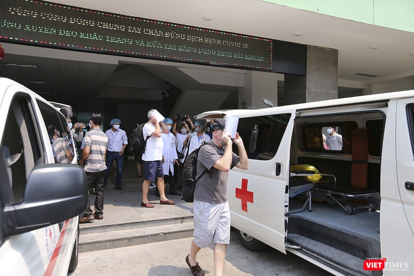 Hai bệnh nhân người Anh lên xe rời bệnh viện