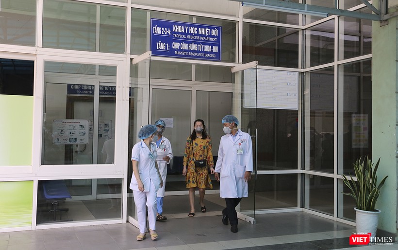 Bệnh nhân thứ 35 rời khoa Y học Nhiệt đới