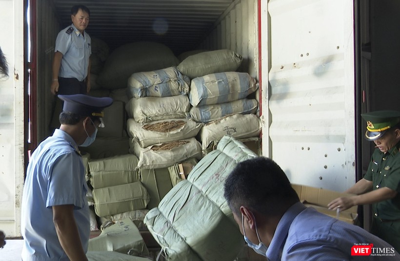 Cận cảnh 1 container chứa đầy thảo dược