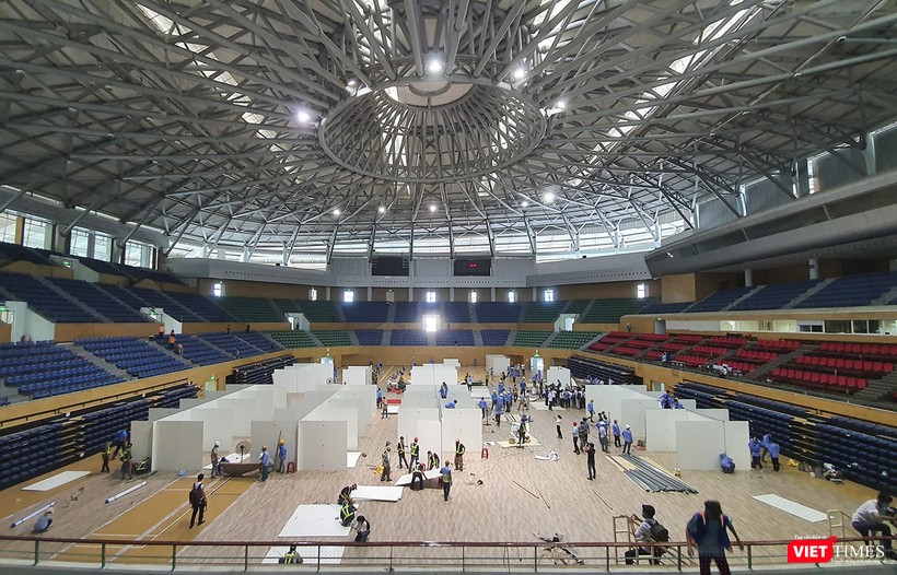 Với tổng diện tích hơn 94.000m2, trong đó 10.482m2, Cung Thể thao Tiên Sơn có thể xây dựng quy mô bệnh viện dã chiến lên đến 1.500 giường bệnh, cùng các thiết bị y tế tiêu chuẩn.