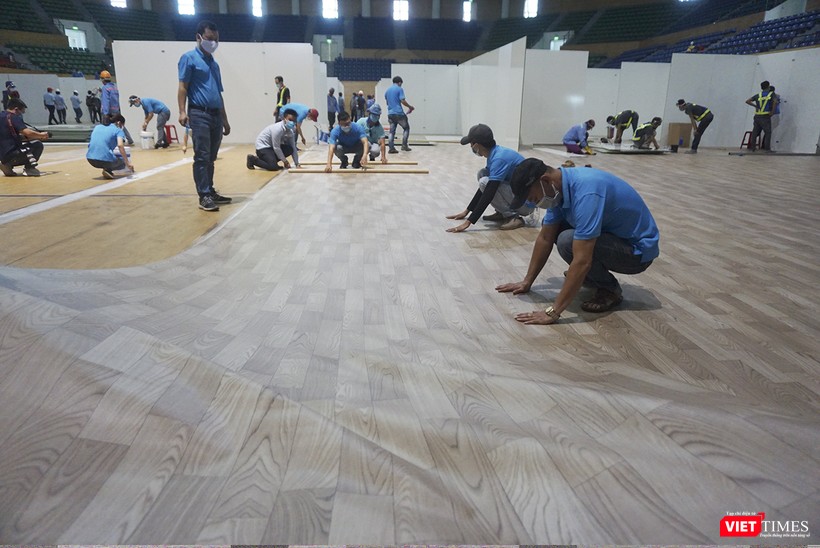 Sàn tiếp tục được trải và hoàn thiện