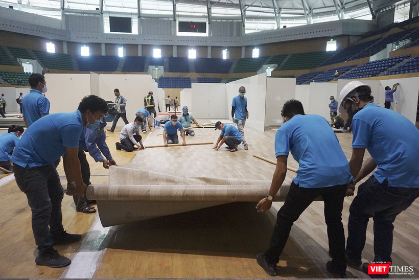 Lớp lót sàn nhanh chóng được trải lên