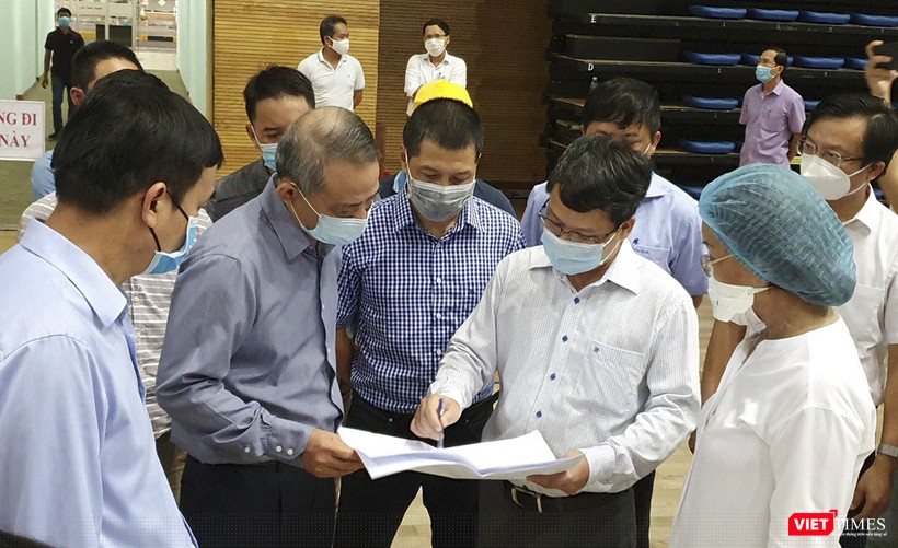 Ông Trương Quang Nghĩa - Bí thư Thành ủy Đà Nẵng đi kiểm tra hiện trường