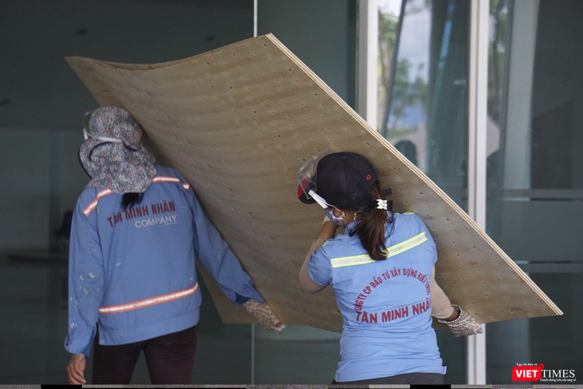 Công nhân thi công khẩn trương