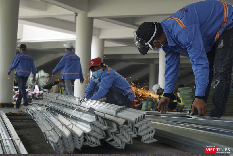 Phía bên ngoài, vật tư tiếp tục được chuyển vào trong