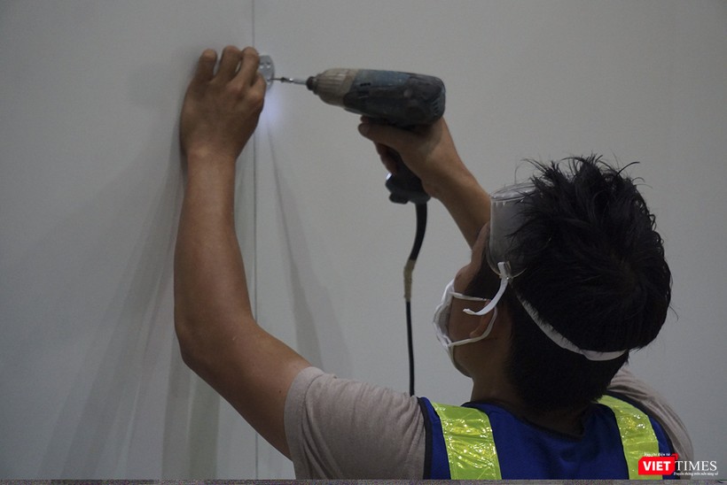 Công nhân miệt mài thi công