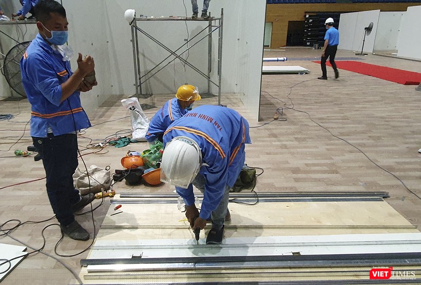 Các công nhân đang nỗ lực thi công ở bên trong