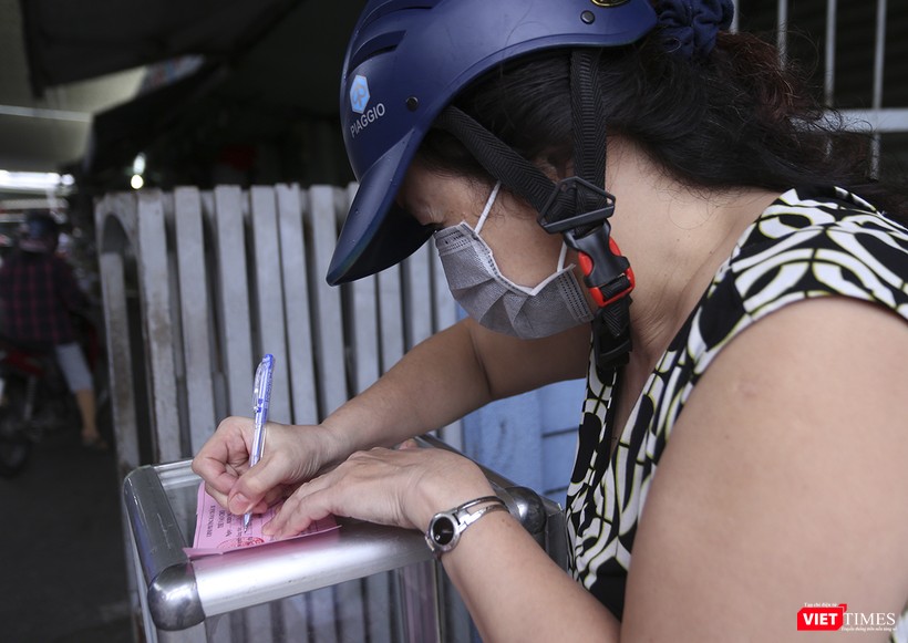 Điền thông tin cá nhân trên phiếu đi chợ