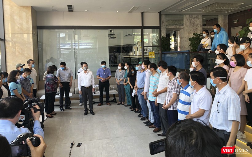 Ông Nguyễn Văn Quảng - Phó Bí thư Thường trực Thành ủy Đà Nẵng thay mặt chính quyền, nhân dân TP Đà Nẵng phát biểu cảm ơn các y bác sỹ trong buổi chia tay