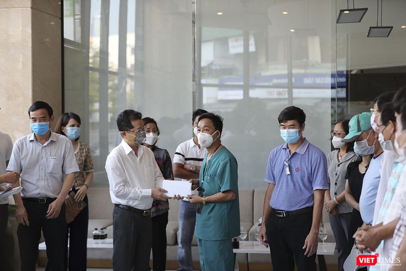 Bác sỹ Phan Văn Quý, Phó Giám đốc Bệnh viện Lao – Phổi tỉnh Thừa Thiên Huế đại diện nhận quà từ TP Đà Nẵng