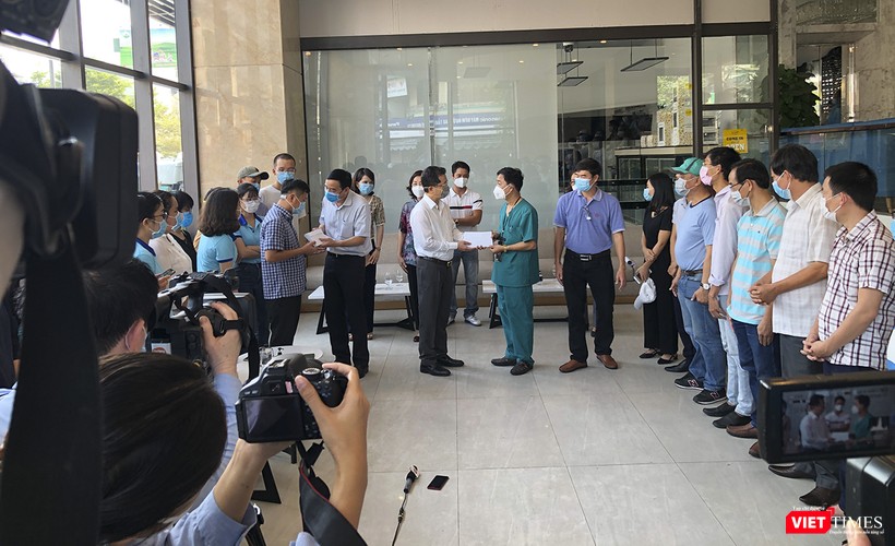 Tặng quà cho các y bác sỹ