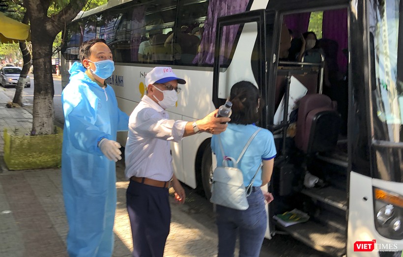 Sau hơn 20 ngày cùng chung tay với Đà Nẵng, các bác sỹ lên xe trở về lại tỉnh nhà