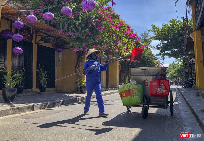 Công nhân vệ sinh vẫn cần mẫn làm đẹp những con phố