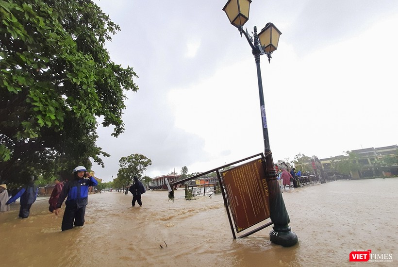 Đường Bạch Đằng chìm trong nước