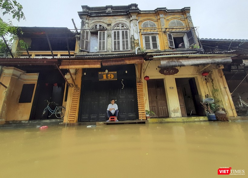 Nước mỗi lúc một dâng cao