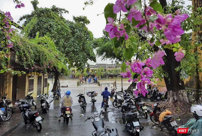 Đường dẫn lên cầu An Hội được phong tỏa khi nước lũ dâng ngập