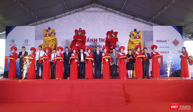Ông Huỳnh Đức Thơ - Chủ tịch UBND TP Đà Nẵng (đứng giữa) cùng đại diện Trung Nam Group và các cơ quan hữu quan tại sự kiện khánh thành Công nghệ thông tin kỹ thuật cao đầu tiên về Nghiên cứu sản xuất và lắp ráp thiết bị điện tử công nghệ cao Surface Mount Technology (SMT) tại Danang IT Park