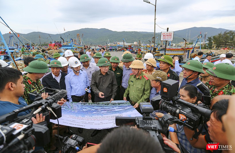 Phó Thủ tướng Trịnh Đình Dũng - Trưởng Ban Chỉ huy tiền phương kiểm tra công tác tổ chức phòng, chống bão tại Đà Nẵng