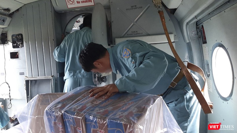 Các loại nhu yếu phẩm, thuốc men được chất trên máy bay