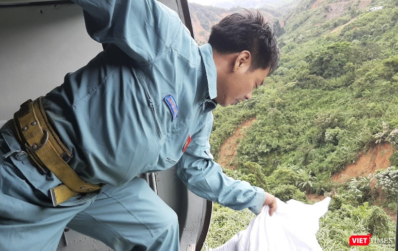 Lực lượng không quân thả hàng cứu trợ