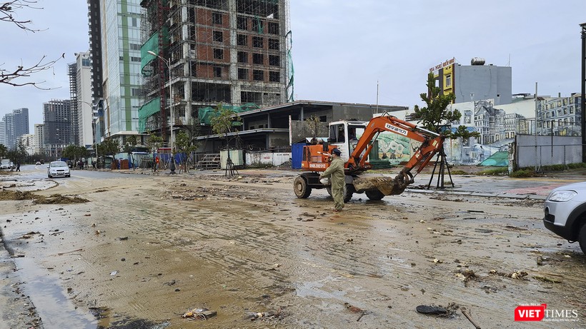 Xe máy được huy động để dọn dẹp hiện trường