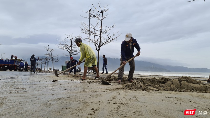 Dọn dẹp cát tấp vào bờ