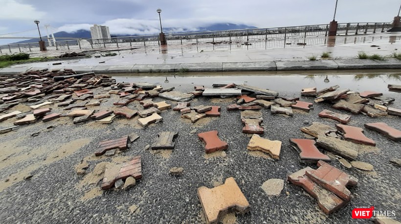 Gạch vỉa hè bị sóng đánh bong tróc