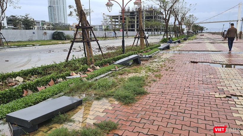 Ghế đá bị sóng đánh hư hỏng