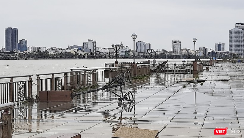 Hệ thống cột đèn vỉa hè đường Như Nguyệt tại khu vực của sông Hàn bị sóng đánh ngã