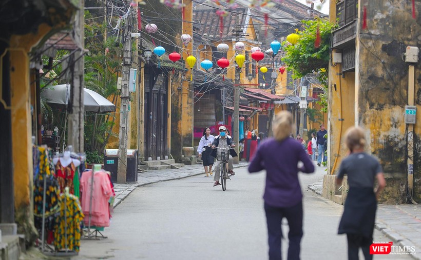 Du khách đến tham quan phố cổ Hội An