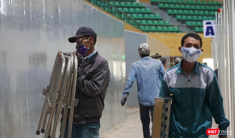 Việc tháo dỡ cũng đảm bảo công tác phòng chống dịch và tuân thủ đeo khẩu trang