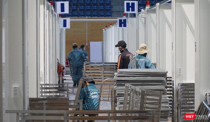 Giường bệnh cũng được tập kết lại khu vực hành lang