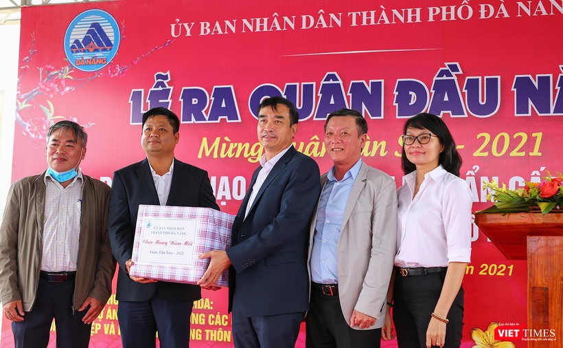Ông Lê Trung Chinh - Chủ tịch UBND TP Đà Nẵng tặng quà cho đơn vị thi công tại lễ ra quân đầu năm Tiểu dự án nạo vét, thoát lũ khẩn cấp sông Cổ Cò
