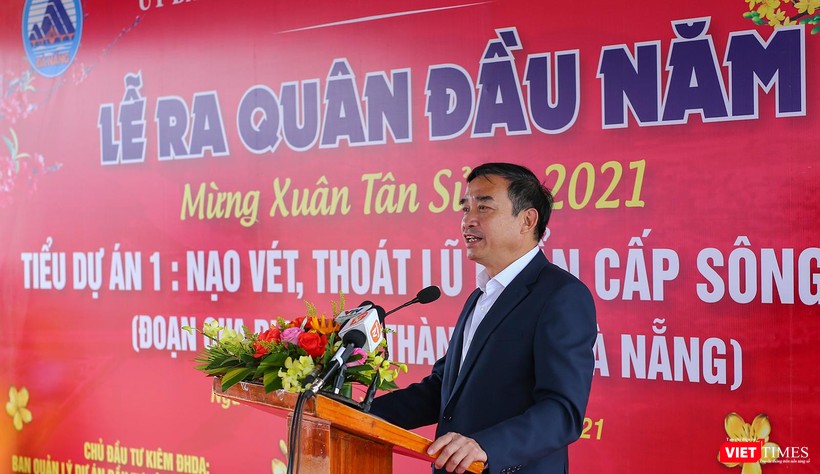 Ông Lê Trung Chinh - Chủ tịch UBND TP Đà Nẵng phát biểu tại lễ ra quân đầu năm Tiểu dự án nạo vét, thoát lũ khẩn cấp sông Cổ Cò