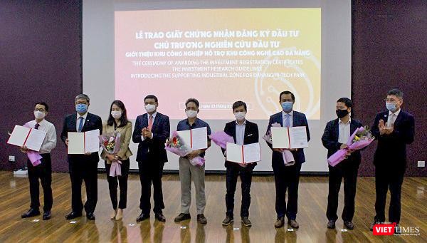 Lãnh đạo UBND TP Đà Nẵng trao giấy chứng nhận đầu tư cho các nhà đầu tư, đầu tư vào các KCN tại Đà Nẵng (ảnh Nguyên Thảo-danang.gov.vn)