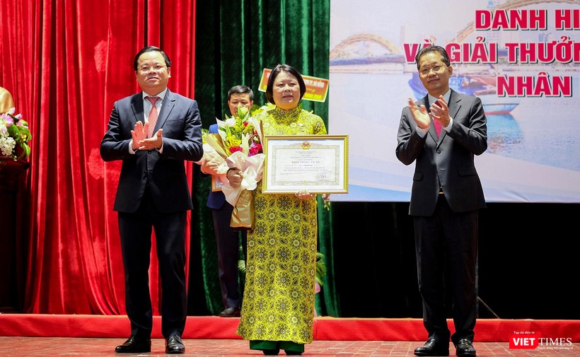 Lãnh đạo TP Đà Nẵng trao tặng danh hiệu “Thầy thuốc ưu tú” cho các y bác sĩ trên địa bàn TP