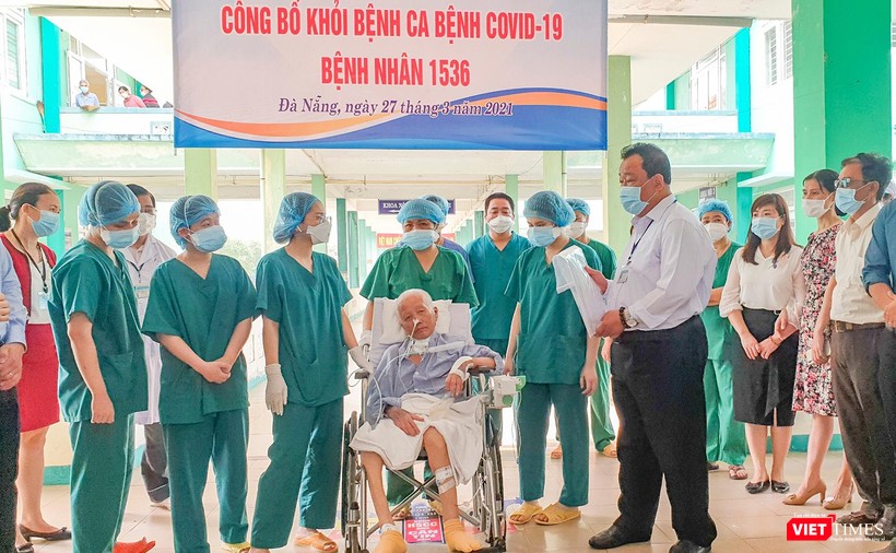 Sáng 27/3, Giám đốc Bệnh viện Phổi Đà Nẵng trao chứng nhận khỏi bệnh cho bệnh nhân mắc COVID-19 thứ 1536