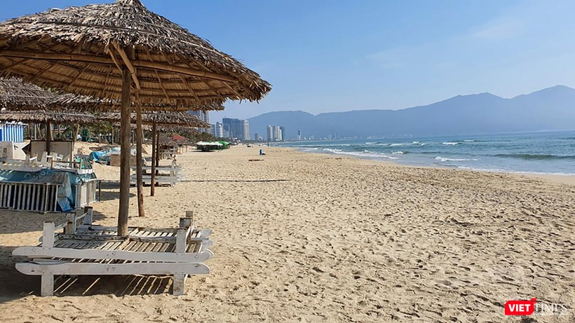 Bãi biển du lịch Đà Nẵng vắng bóng vì dịch COVID-19