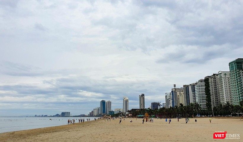 Dà đã cho hoạt động tắm biển trở lại, nhưng biển du lịch Đà Nẵng vẫn vắng khách