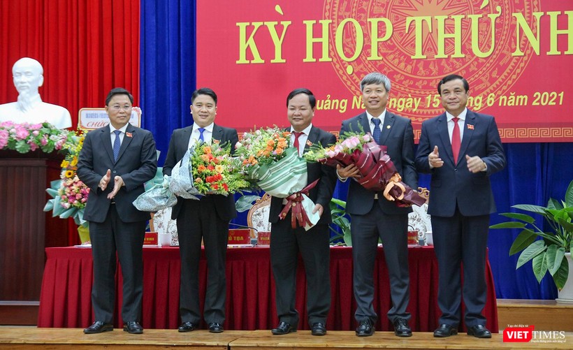 Ông Phan Việt Cường (bìa phải) và ông Lê Trí Thanh (bìa trái) tặng hoa cho các ông Hồ Quang Bửu, Nguyễn Hồng Quang, TRần Văn Tân vừa được HĐND tín nhệm bầu giứ vị trí Phó Chủ tịch UBND tỉnh Quảng Nam