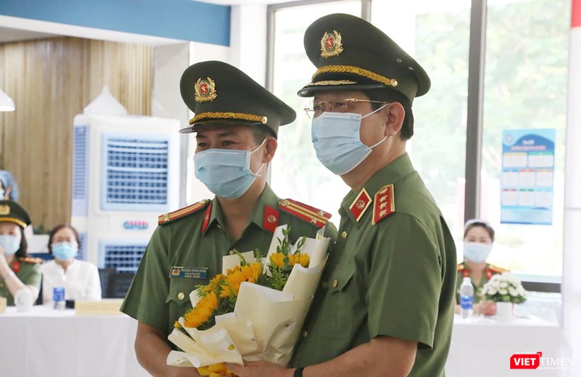 Thượng tướng Nguyễn Văn Sơn - Thứ trưởng Bộ Công an - tặng hoa, động viên đoàn công tác lên đường