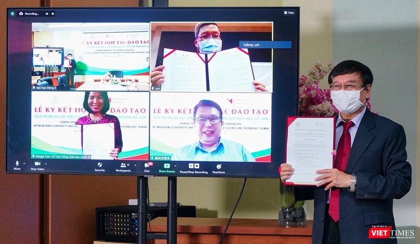 Ông Lương Minh Sâm, Chủ tịch Hội đồng trường ĐH Đông Á và đại diện ĐH Khoa học Kỹ thuật Chien Hsin (Đài Loan) tại buổi ký kết Ông Lương Minh Sâm, Chủ tịch Hội đồng trường ĐH Đông Á và đại diện ĐH Khoa học Kỹ thuật Chien Hsin (Đài Loan) tại buổi ký kết