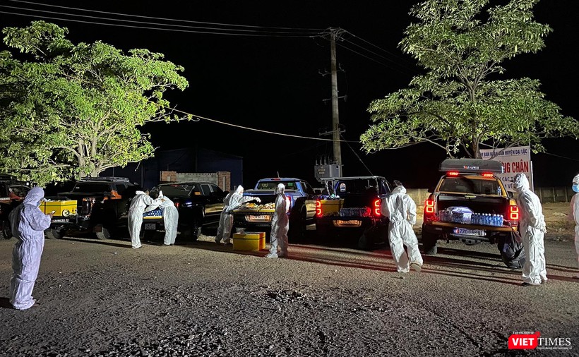 Đội xe CLB xe bán tải Đà Nẵng tình nguyện hỗ trợ người dân về quê đi ngang qua địa phận TP Đà Nẵng (Ảnh Minh Việt)