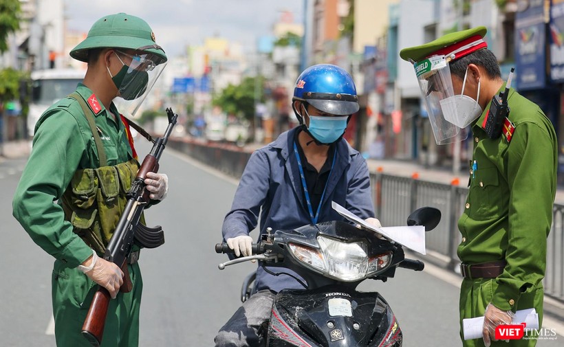 Lực lượng quân đội phối hợp cùng công an kiểm tra người lưu thông trên đường