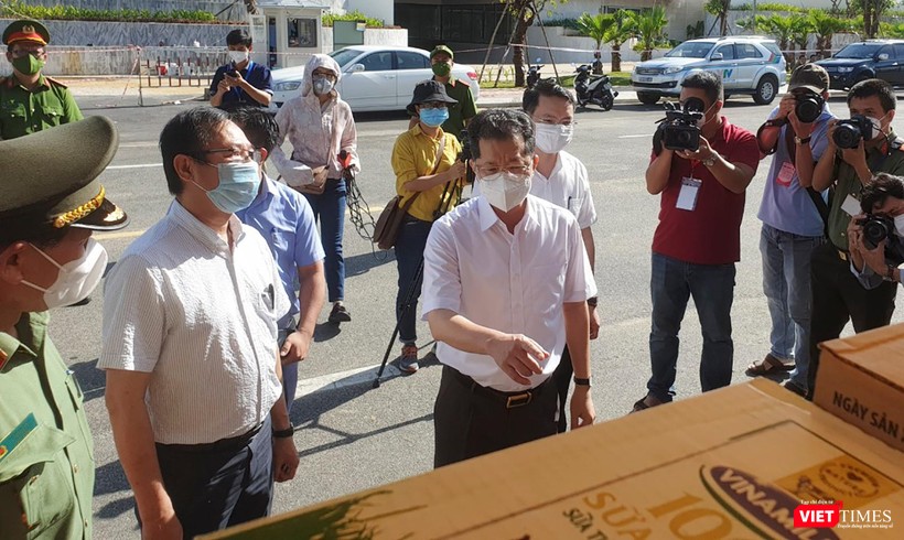 Ông Nguyễn Văn Quảng - Bí thư Thành uỷ Đà Nẵng kiểm tra điểm cung ứng do lực lượng công an đảm trách