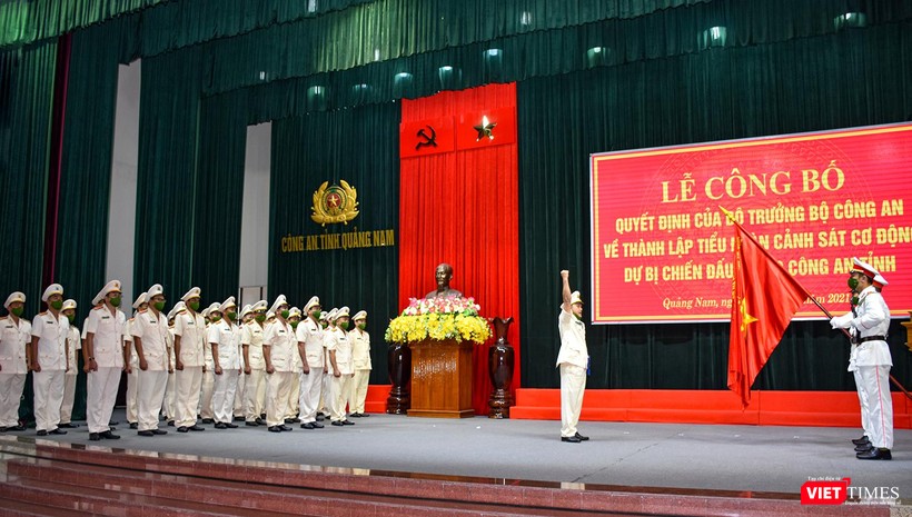 Đại diện lực lượng cán bộ, chiến sĩ Tiểu đoàn CSCĐ dự bị chiến đấu tuyên thệ tại buổi lễ